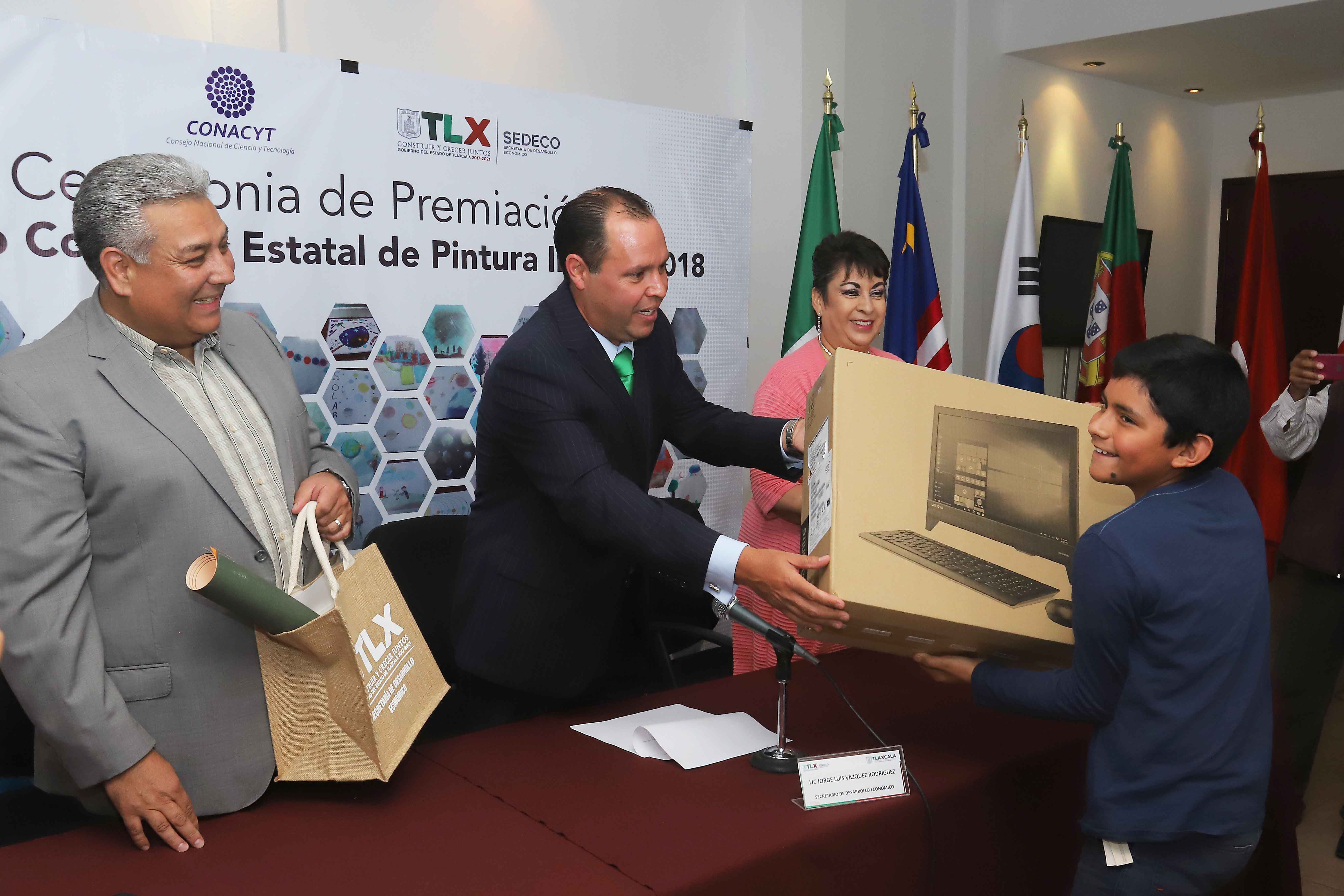 Premian a ganadores de concurso en pro de la ciencia